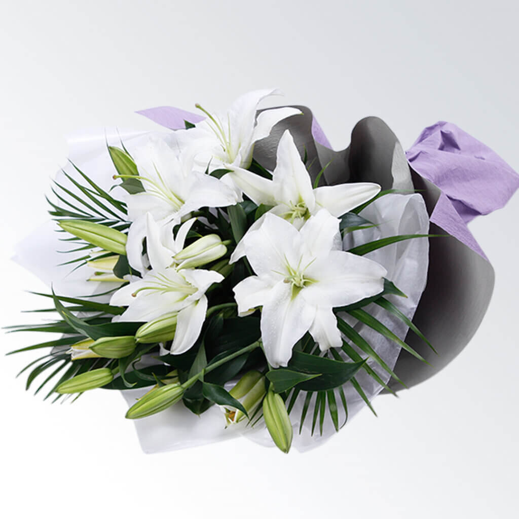真っ白なユリ5本の花束