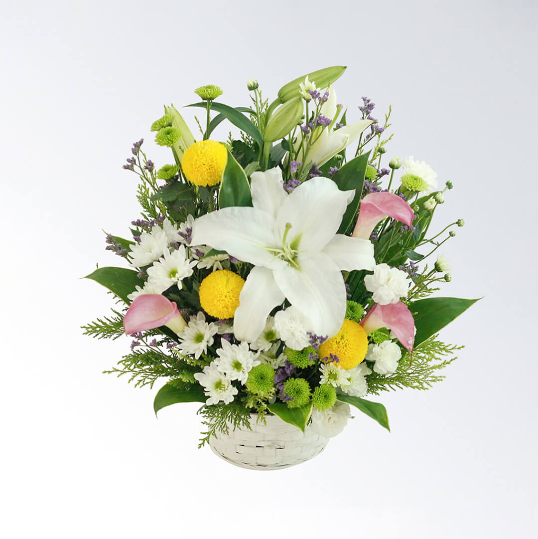 真っ白なユリに色花を添えたアレンジメント
